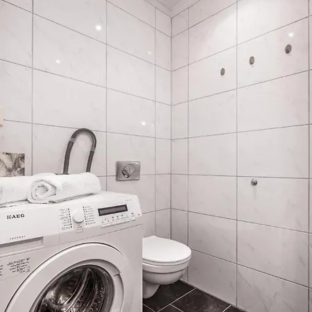 Bo Blant Brosteinsbelagte Gater I Hjertet Av *